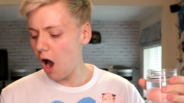 英国小哥试喝美女网红洗澡水 结果令你意想不到