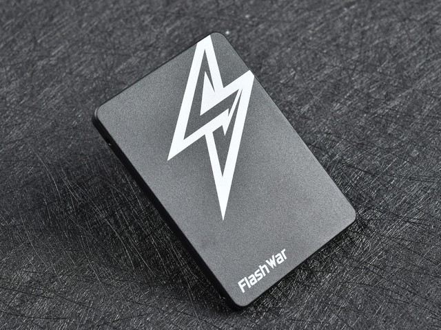 闪战 S620 SSD固态硬盘图赏：质感十足