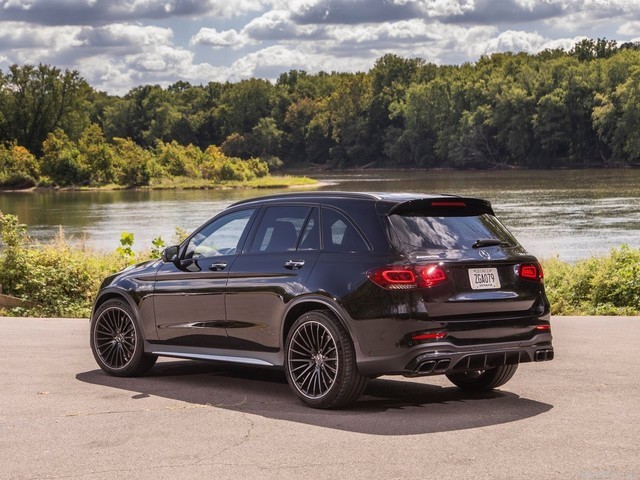 ó4ưSUVGLC63 AMG