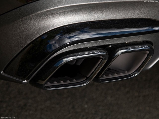 ó4ưSUVGLC63 AMG