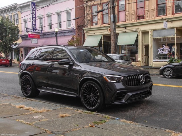 ó4ưSUVGLC63 AMG