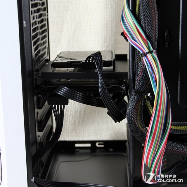 新手也能背部走线 时空战士装机简评