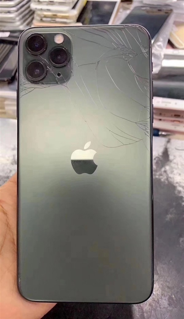手机中关村在线消息:近日,有博主晒出了iphone11系列首碎照,苹果官网