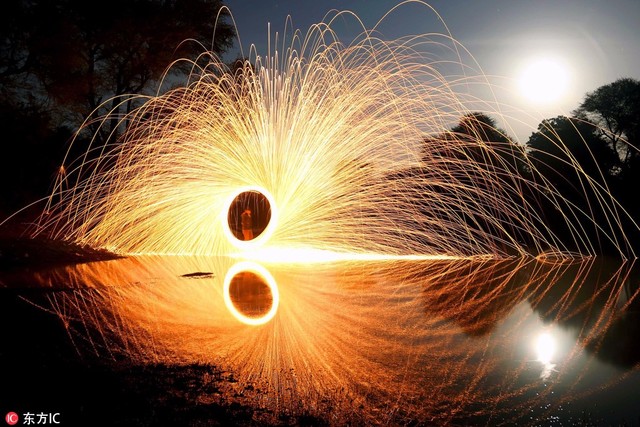 印度小伙开挂玩螺旋烟火花火金钟罩