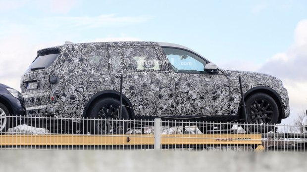 宝马全新旗舰SUV X7车型路试谍照曝光