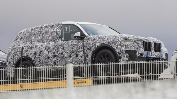 宝马全新旗舰SUV X7车型路试谍照曝光