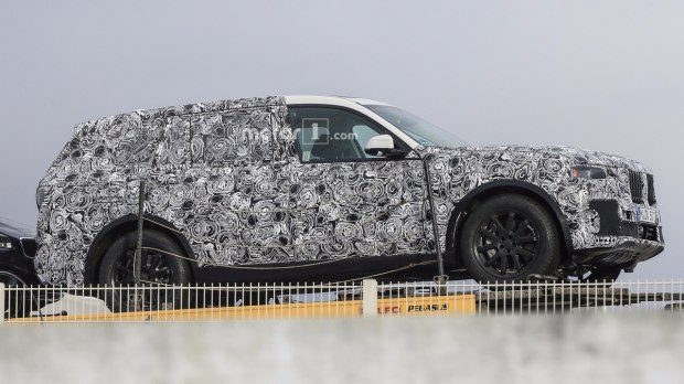 宝马全新旗舰SUV X7车型路试谍照曝光