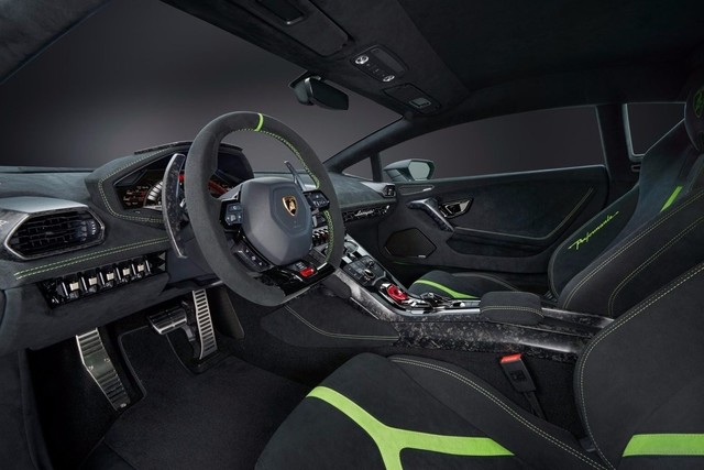 Ŧ Huracan Performante