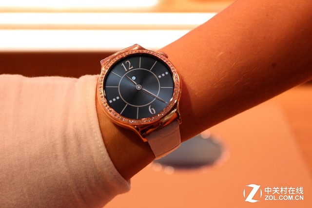 尽显奢华 华为发布女士款HUAWEI WATCH
