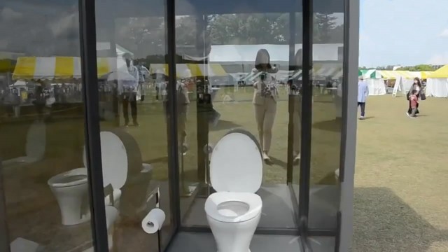 日本发明透明厕所 体验完整个人都不好了 
