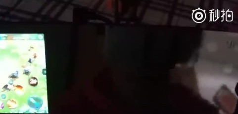 用后视镜玩《王者荣耀》？可怕的队友 
