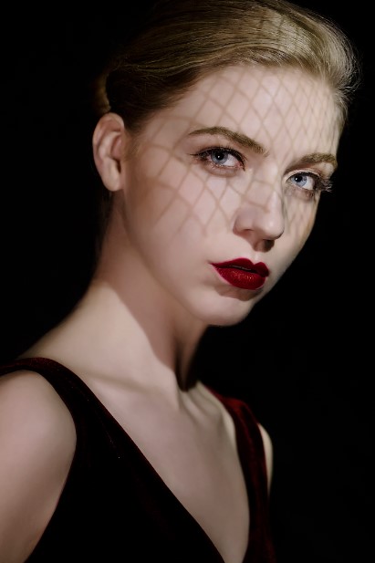 简单工具用佳能5dsr拍摄创意光影人像