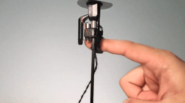 以及他的同事,最近研发出了一款可以模拟抓取动作的vr触觉反馈设备