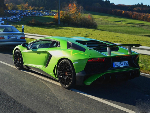 ţ--Aventador LP750-4 S
