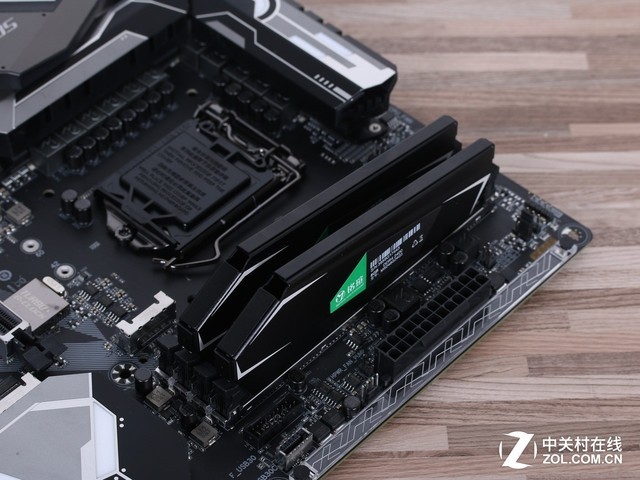uQ3 DDR4 2400MHz 8GB*2ڴ  