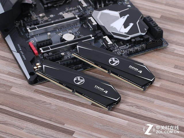 uQ3 DDR4 2400MHz 8GB*2ڴ  