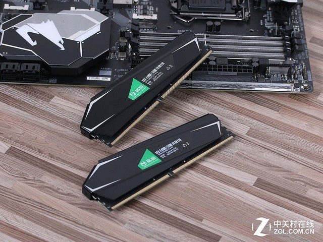 uQ3 DDR4 2400MHz 8GB*2ڴ  