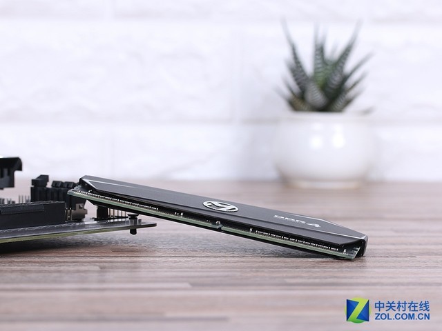 uQ3 DDR4 2400MHz 8GB*2ڴ  