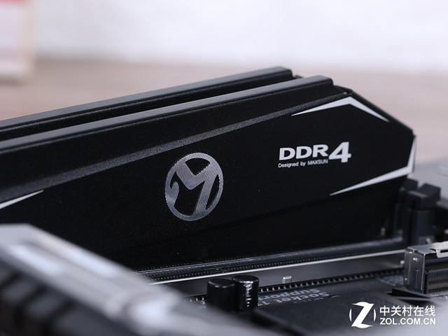 uQ3 DDR4 2400MHz 8GB*2ڴ  