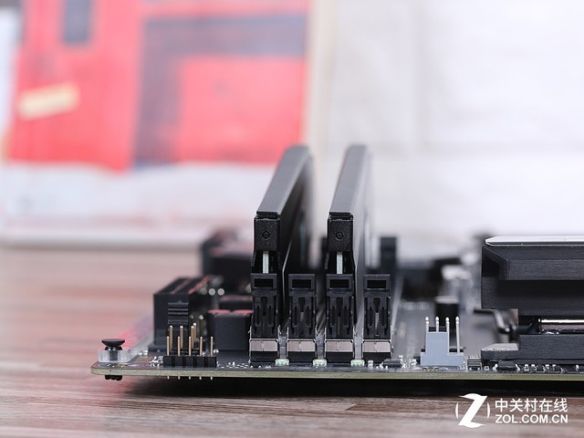 uQ3 DDR4 2400MHz 8GB*2ڴ  