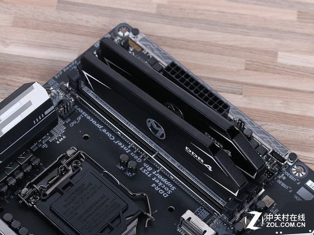 uQ3 DDR4 2400MHz 8GB*2ڴ  