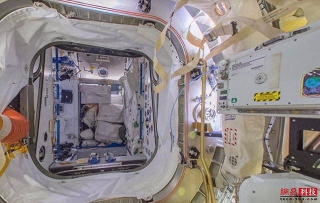 SpaceX龙飞船对接器　　SpaceX龙飞船对接器(Dragon Docking Vehicle)为龙飞船(Dragon)提供所需，该飞船目前是唯一一艘能够给地球往返运送货物的宇宙飞船。　　