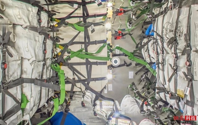 Orbital的Cygnus宇宙飞船　　Cygnus宇宙飞船是一个自动化的后勤再补给工具，旨在满足国际空间站的需要。国际空间站利用空间站遥控机械臂系统(SSRMS)来抓住Cygnus。在货物被转移到国际空间站以后，Cygnus接着装载要进行处理的垃圾。那些垃圾一到地球大气层就会被烧毁。