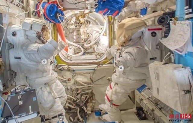 国际空间站寻求号气密舱　　国际空间站(ISS)被全球各地的研究人员用于展开科学实验和观察，同时被用作探索我们的宇宙世界的平台。寻求号气密舱(Quest Airlock)是一个加压舱体，包含利用舱壁和舱口端对端连着的两个隔间。　　