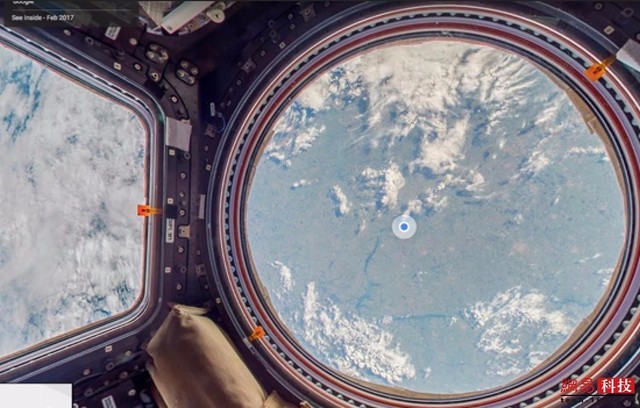 穹顶舱　　穹顶舱(Cupola)是面向宇航员的一个小型观察台组件，让他们可以保持对国际空间站外面的情况的了解，比如机器人活动、工具的靠近和舱外活动。穹顶舱有六个侧窗和一个直观窗口，所有的窗口都配备百叶窗来防止窗户受到污染，避免遭到轨道碎片的冲击。　　