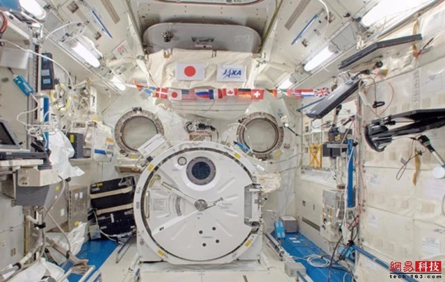 日本宇宙航空研究开发机构(JAXA)的家　　日本实验舱(JEM)名为“Kibo”，是“Int-Ball”的所在地。Int-Ball是一个小型的球形无人机，看上去小巧可爱，不过它还充当宇航员与地面工作人员之间的通讯门户。　　