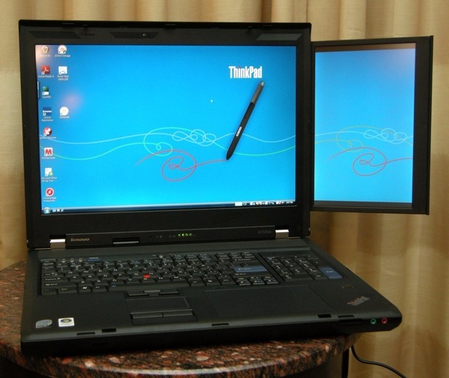 2009年CES，双屏幕版本的ThinkPad W700ds笔记本首次亮相，主屏幕为17英寸，第二块屏幕为10.6英寸（分辨率为768*1280），依附在主屏幕上，机器整体厚度只增加了10mm。