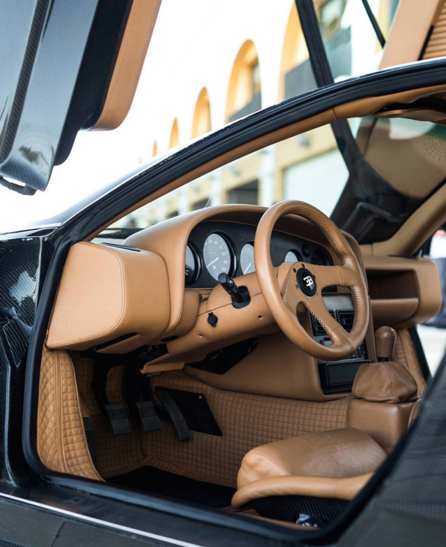 稀有猛兽限量布加迪eb110ss极速狂飙