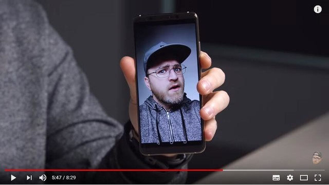 华为mate10单手拿啥效果老外拿给你看