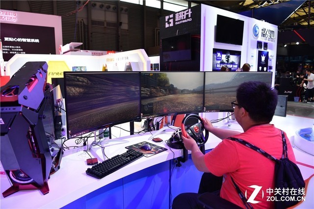 2018 ChinaJoy首日 AOC展示爱攻三联屏显示器 