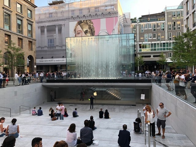 Apple Storeƻɹ㳡Apple Piazza Liberty۵겿ڴ͹㳡֮صף沿һӭʵġˮ䡹콢ԴFoster + Partners