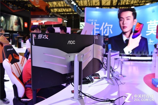 2018 ChinaJoy首日 AOC展示爱攻三联屏显示器 