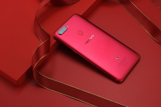 oppo r11s星幕新年版是在r11s红色版的基础上进行深度定制