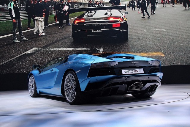 ׷ Aventador S 