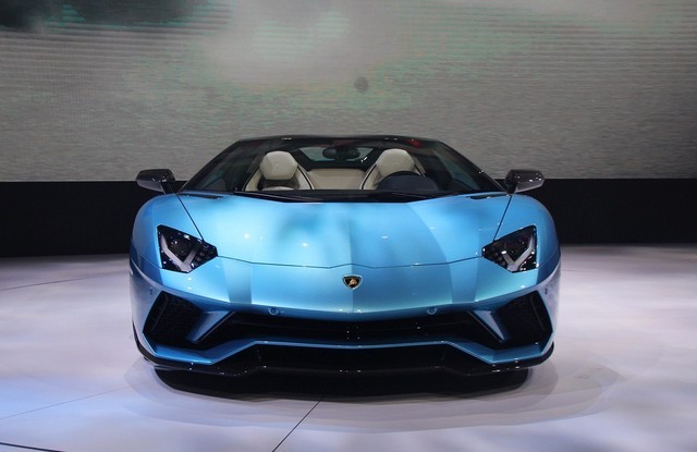 ׷ Aventador S 