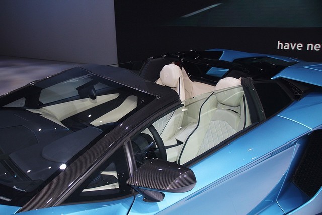׷ Aventador S 