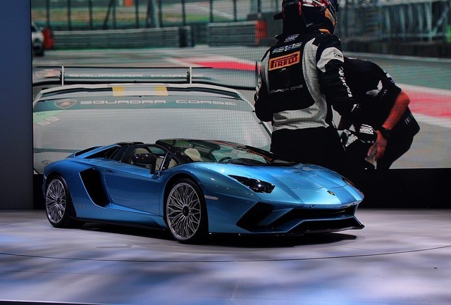 ׷ Aventador S 