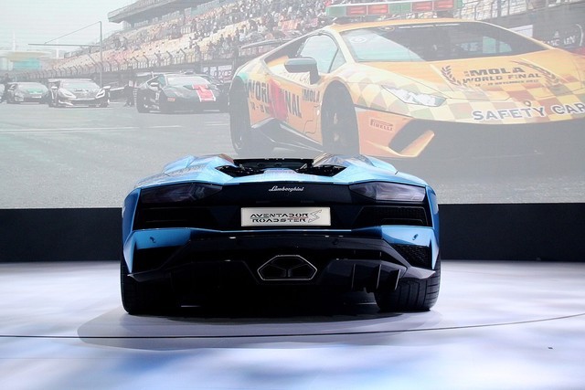 ׷ Aventador S 
