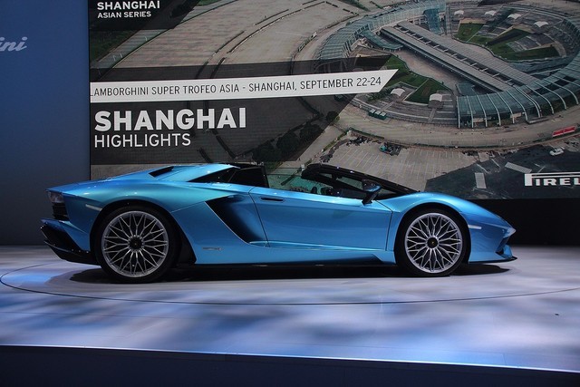 ׷ Aventador S 