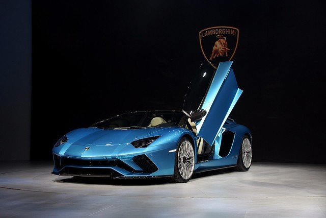 ׷ Aventador S 