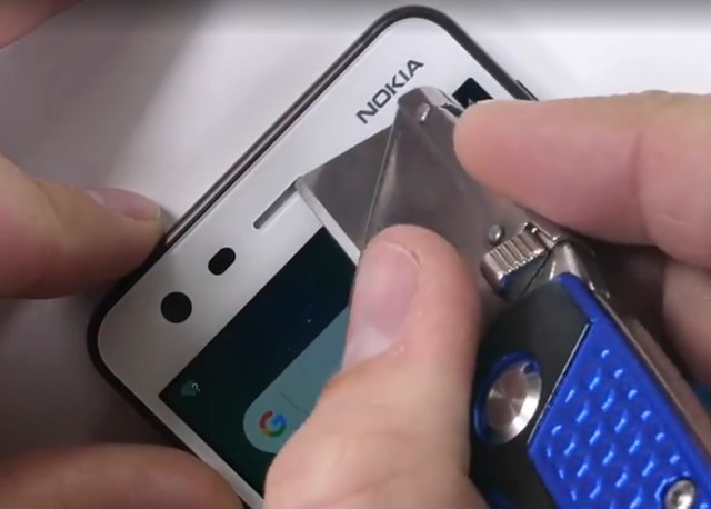 诺基亚2手机暴力测试 砸核桃应该没问题