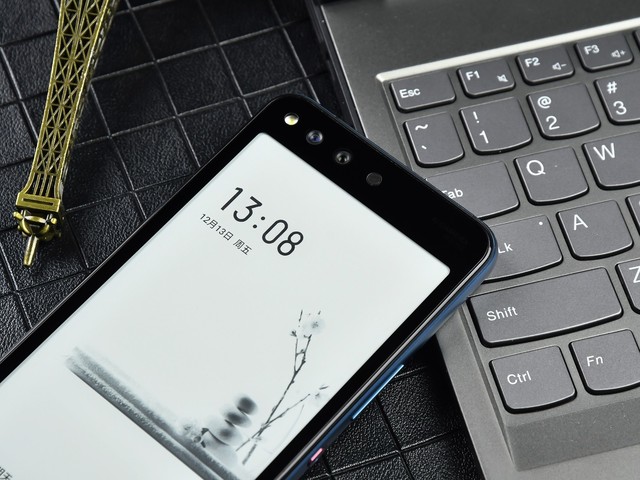 海信双屏阅读手机A6L图赏 这水墨屏很讲究