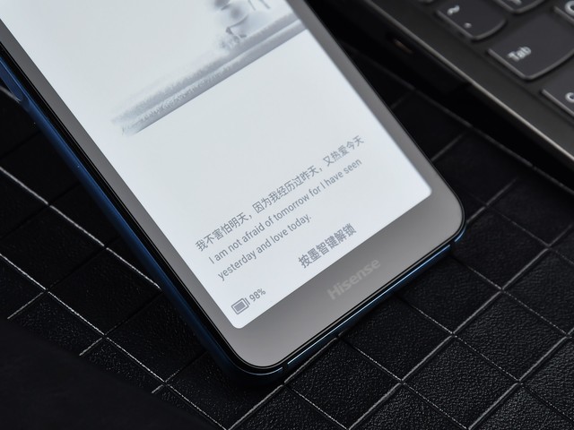 海信双屏阅读手机A6L图赏 这水墨屏很讲究