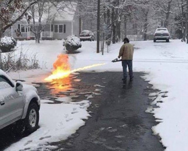 除雪太麻烦?美国一男子用上喷火器