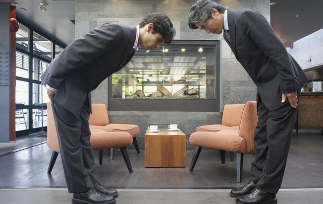 90度鞠躬:日本人经常鞠躬,即使是对客人,酒店的工作人员也会保持90度