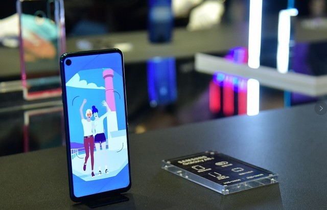 都是挖孔屏三星a8s通孔工艺解析